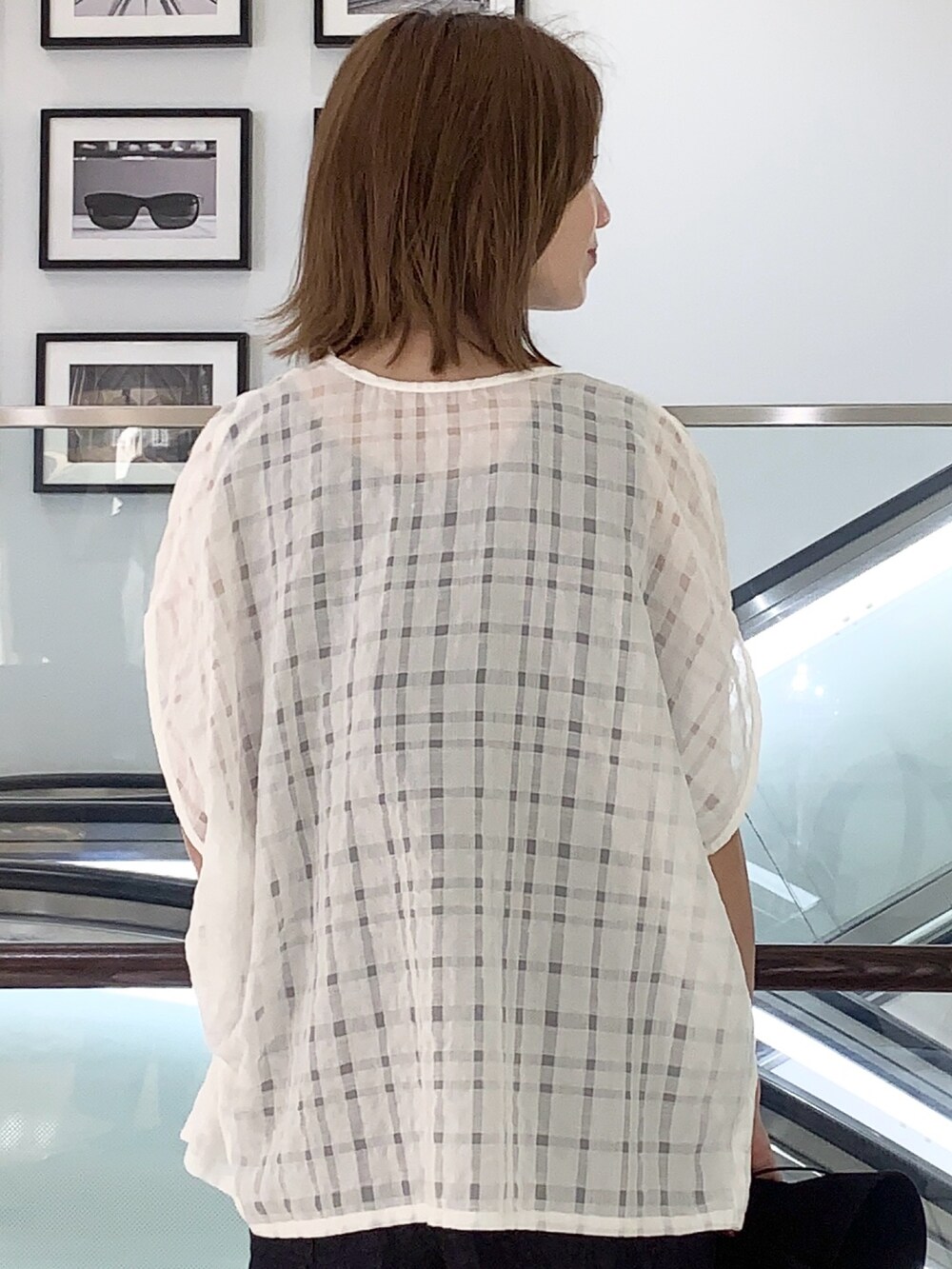 ベージュ系のサンダル、ブルー系のサロペット/オーバーオール、ホワイト系のシャツ/ブラウスを着用したレディースの夏コーディネートの3枚目の写真