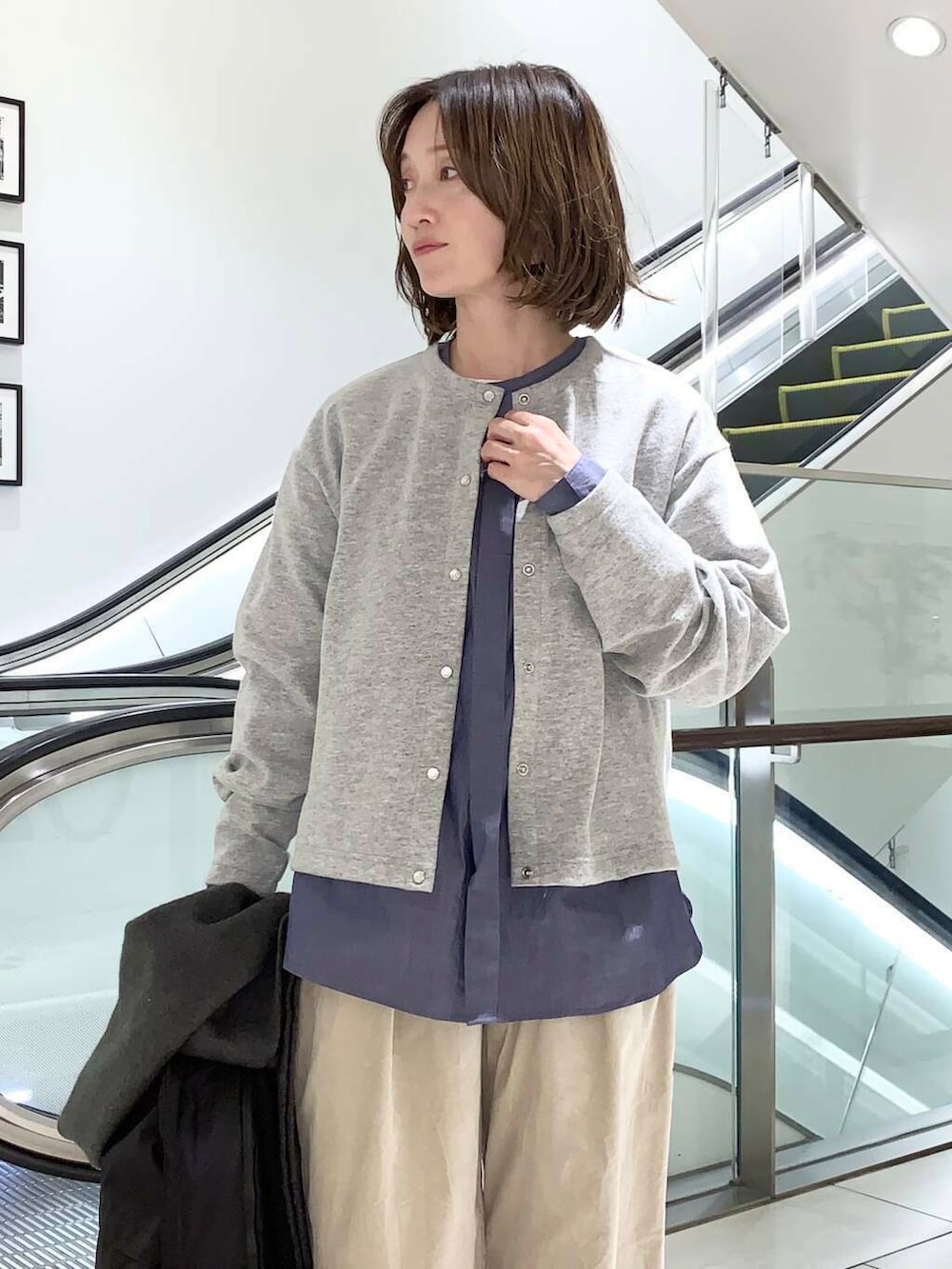 ブラック系のバックパック/リュック、ブルー系のダウンジャケット/コート、ブルー系のシャツ/ブラウスを着用したレディースの冬コーディネートの5枚目の写真