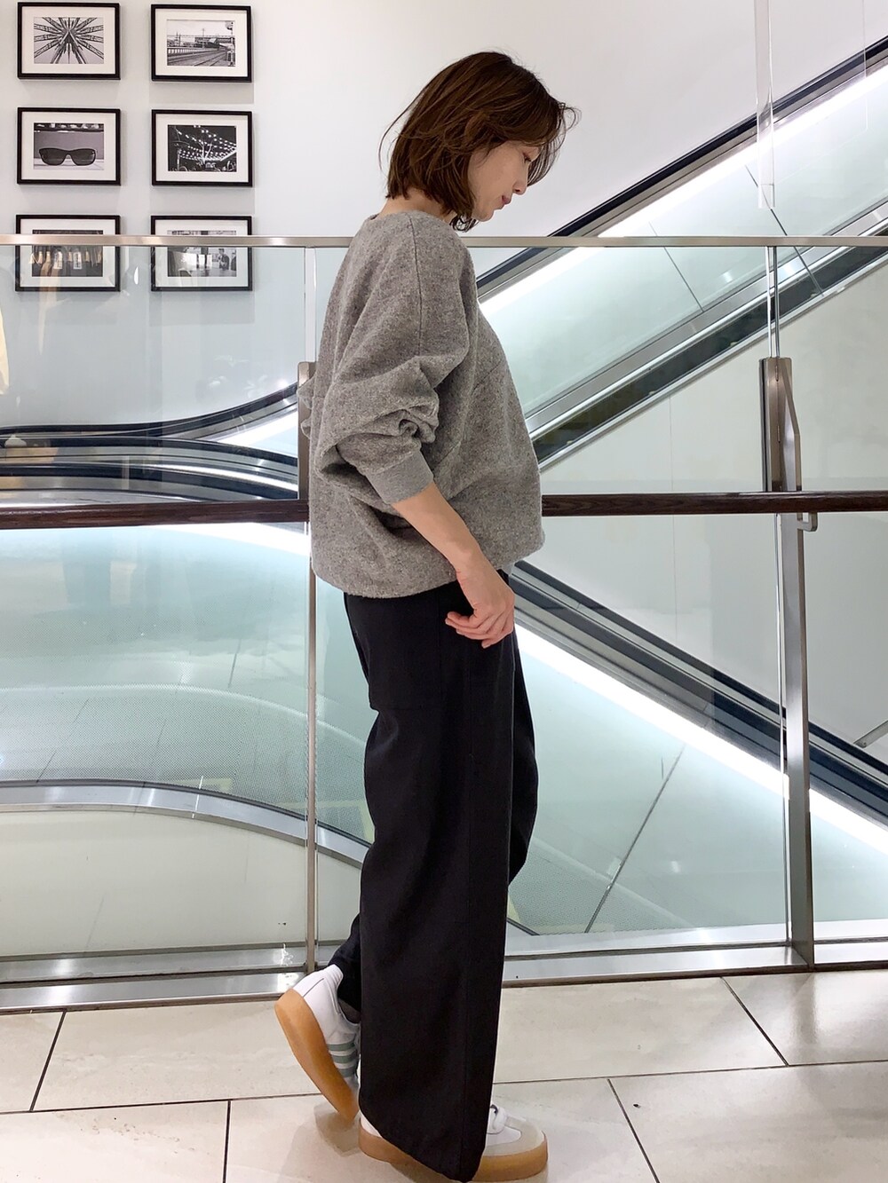 グレー系のその他パンツ、グレー系のその他トップス、ホワイト系のダウンジャケット/コートを着用したレディースの冬コーディネートの4枚目の写真