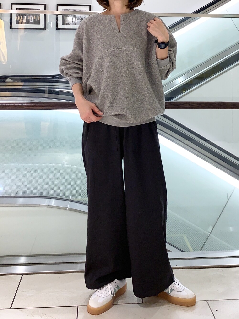 グレー系のその他パンツ、グレー系のその他トップス、ホワイト系のダウンジャケット/コートを着用したレディースの冬コーディネートの3枚目の写真