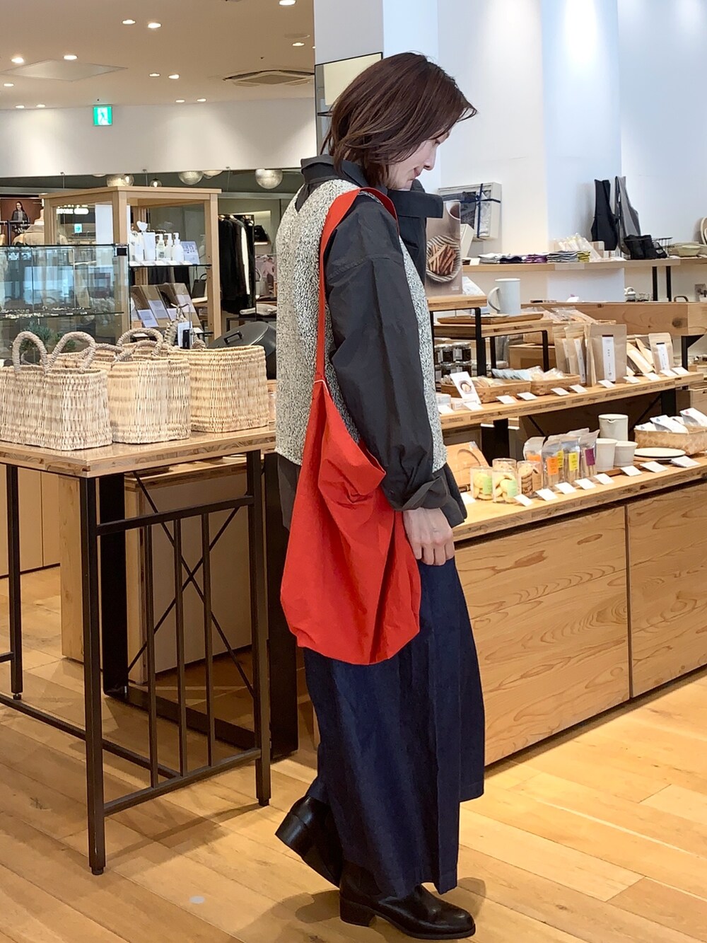 ブラック系のブーツ、グレー系のシャツ/ブラウス、ベージュ系のニット/セーターを着用したレディースの秋コーディネートの2枚目の写真