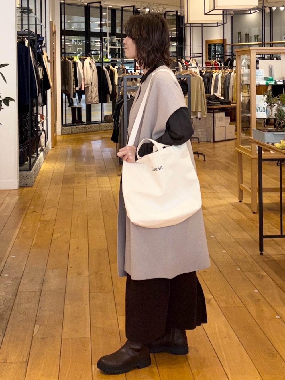 ブラウン系のスカート、ベージュ系のジャケット/アウター、ブラウン系のシャツ/ブラウスを着用したレディースの冬コーディネートの4枚目の写真