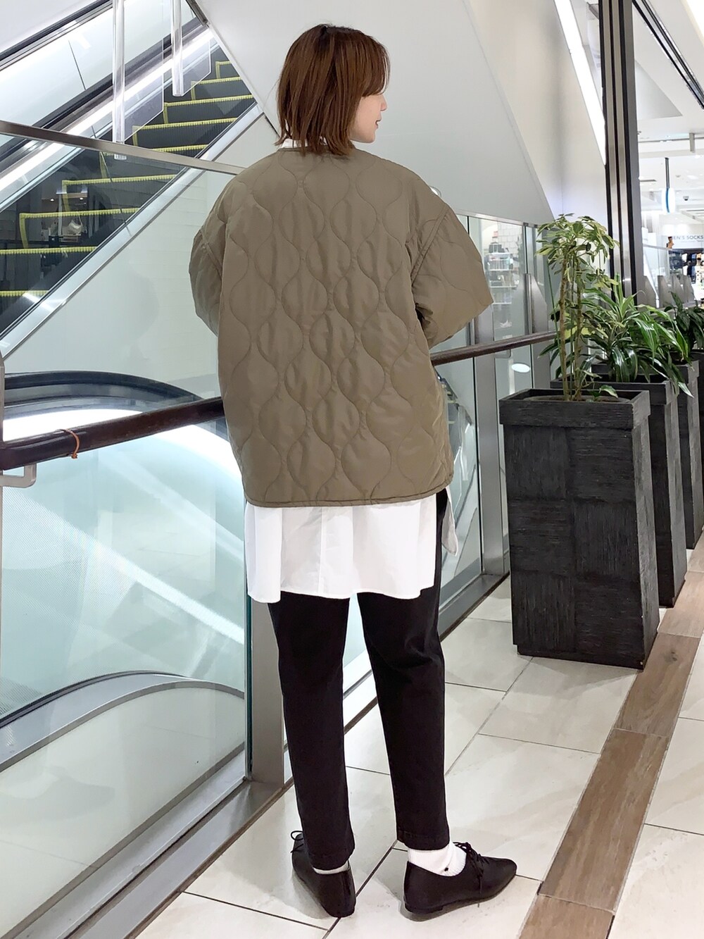 ピンク系のニット/セーター、ブラック系のその他パンツ、ホワイト系のシャツ/ブラウスを着用したレディースの秋コーディネートの3枚目の写真