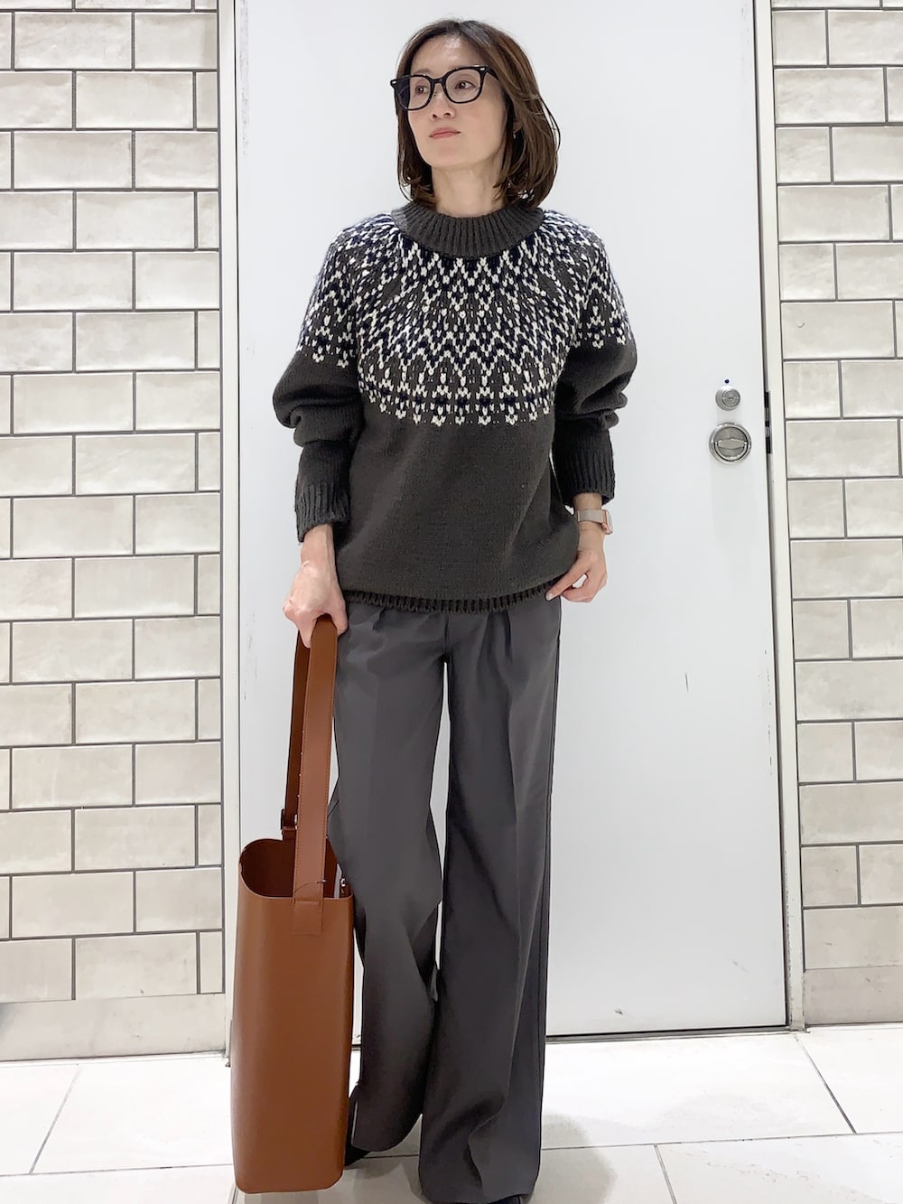 ブラウン系のその他アウター、グレー系のニット/セーター、グレー系のその他パンツを着用したレディースの冬コーディネートの4枚目の写真