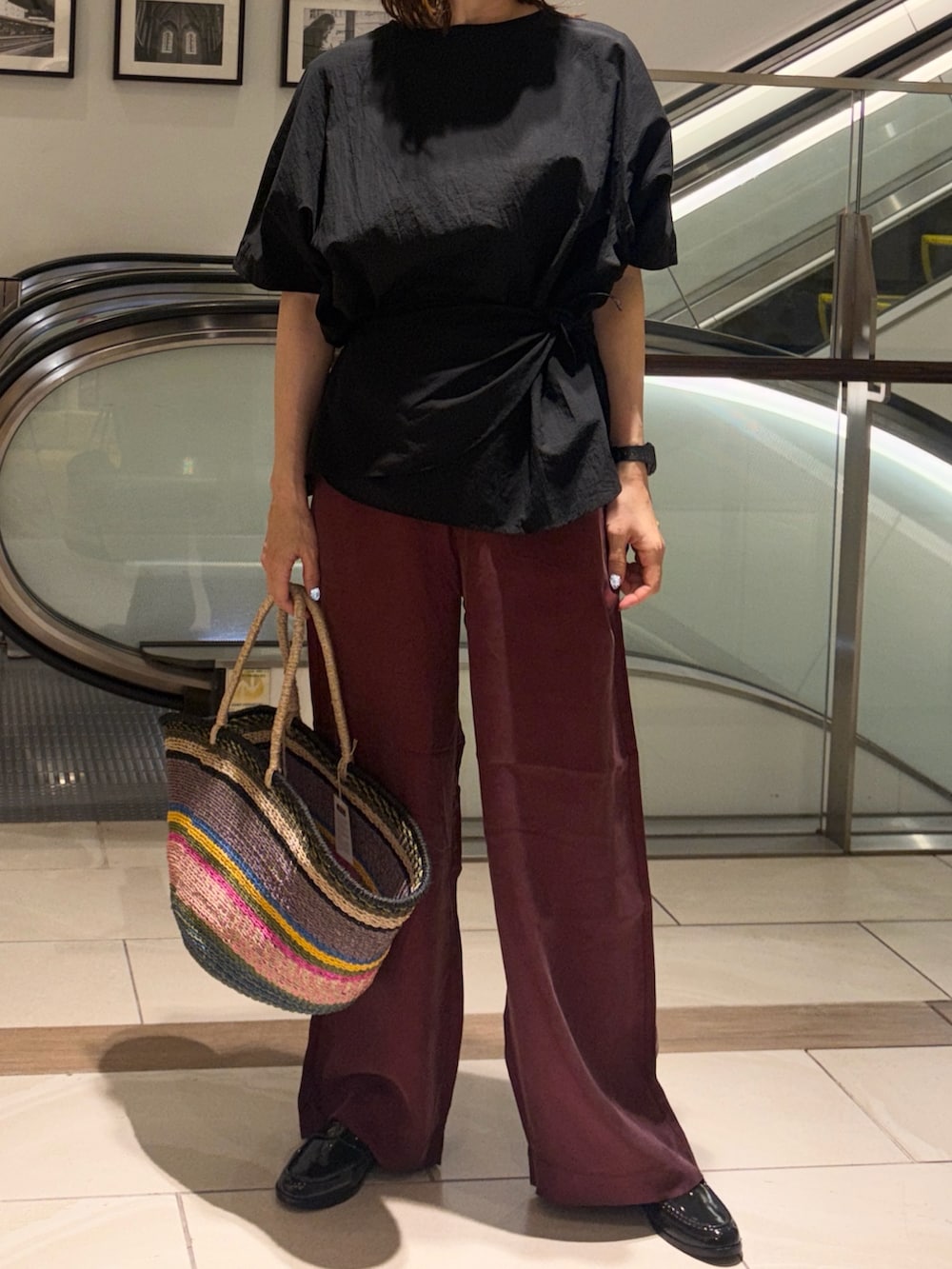 レッド系のその他パンツ、ブラック系のシャツ/ブラウス、ブラック系のシャツ/ブラウスを着用したレディースの夏コーディネートの6枚目の写真