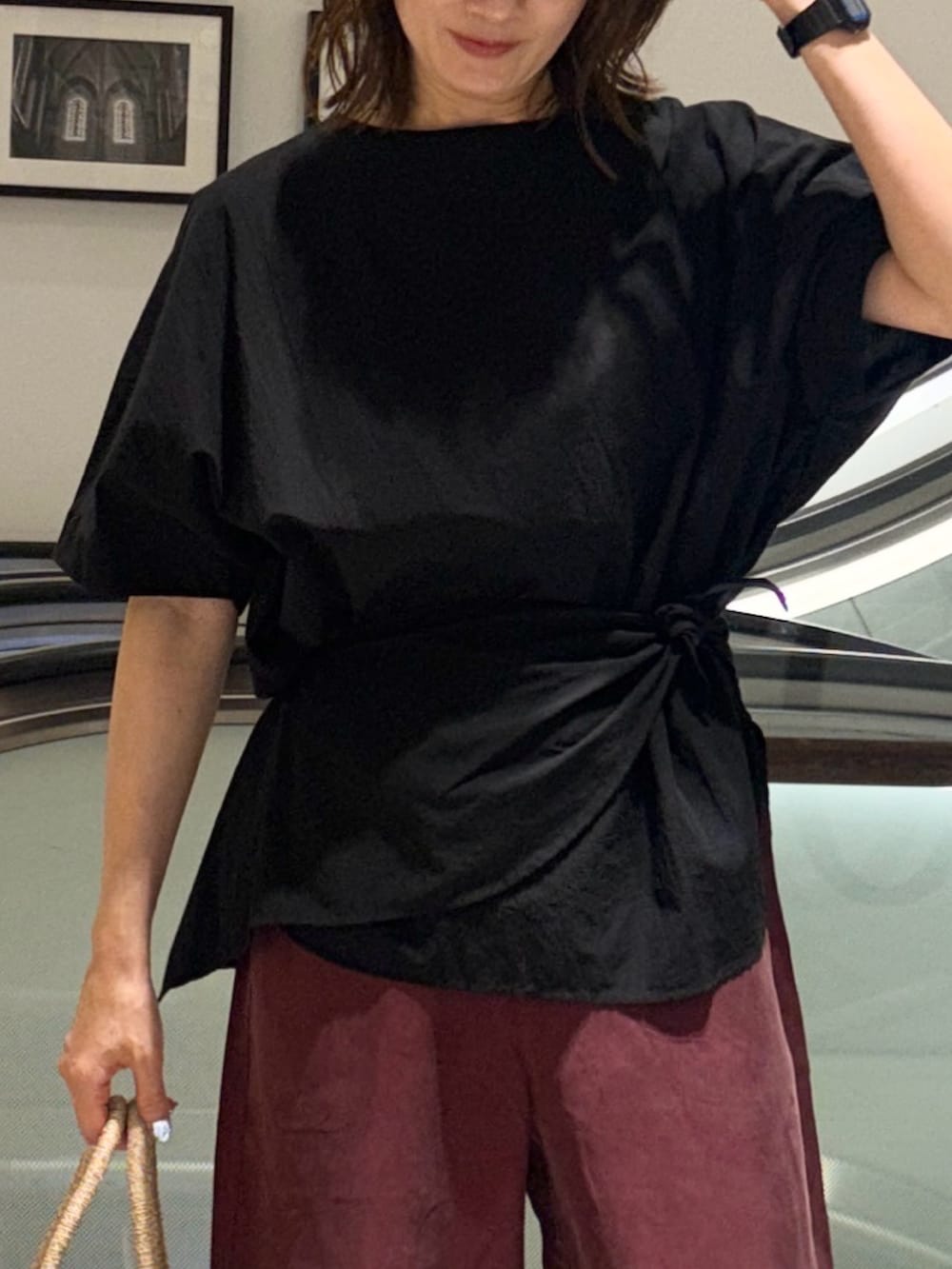 レッド系のその他パンツ、ブラック系のシャツ/ブラウス、ブラック系のシャツ/ブラウスを着用したレディースの夏コーディネートの5枚目の写真