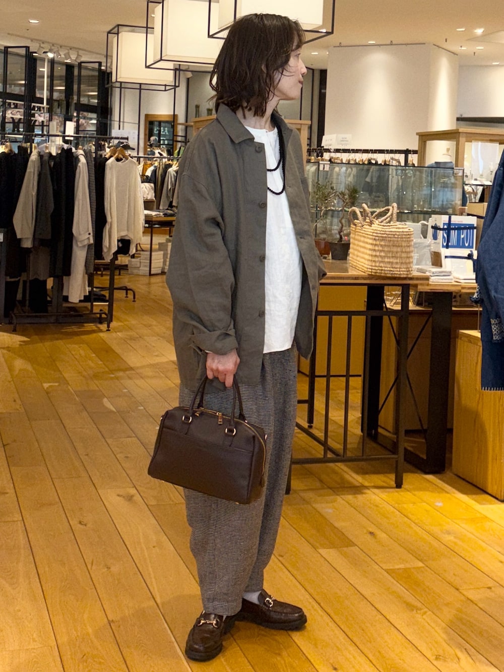 ベージュ系のシャツ/ブラウス、ホワイト系のシャツ/ブラウス、ブラウン系のバッグを着用したレディースの春コーディネートの2枚目の写真