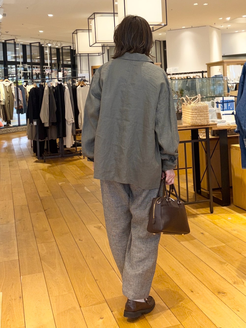 ベージュ系のシャツ/ブラウス、ホワイト系のシャツ/ブラウス、ブラウン系のバッグを着用したレディースの春コーディネートの4枚目の写真