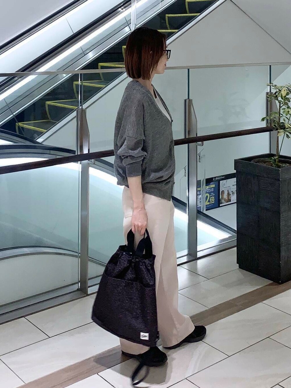 グレー系のカーディガン/ボレロ、ピンク系のその他パンツ、ブラック系のスニーカーを着用したレディースの春コーディネートの3枚目の写真