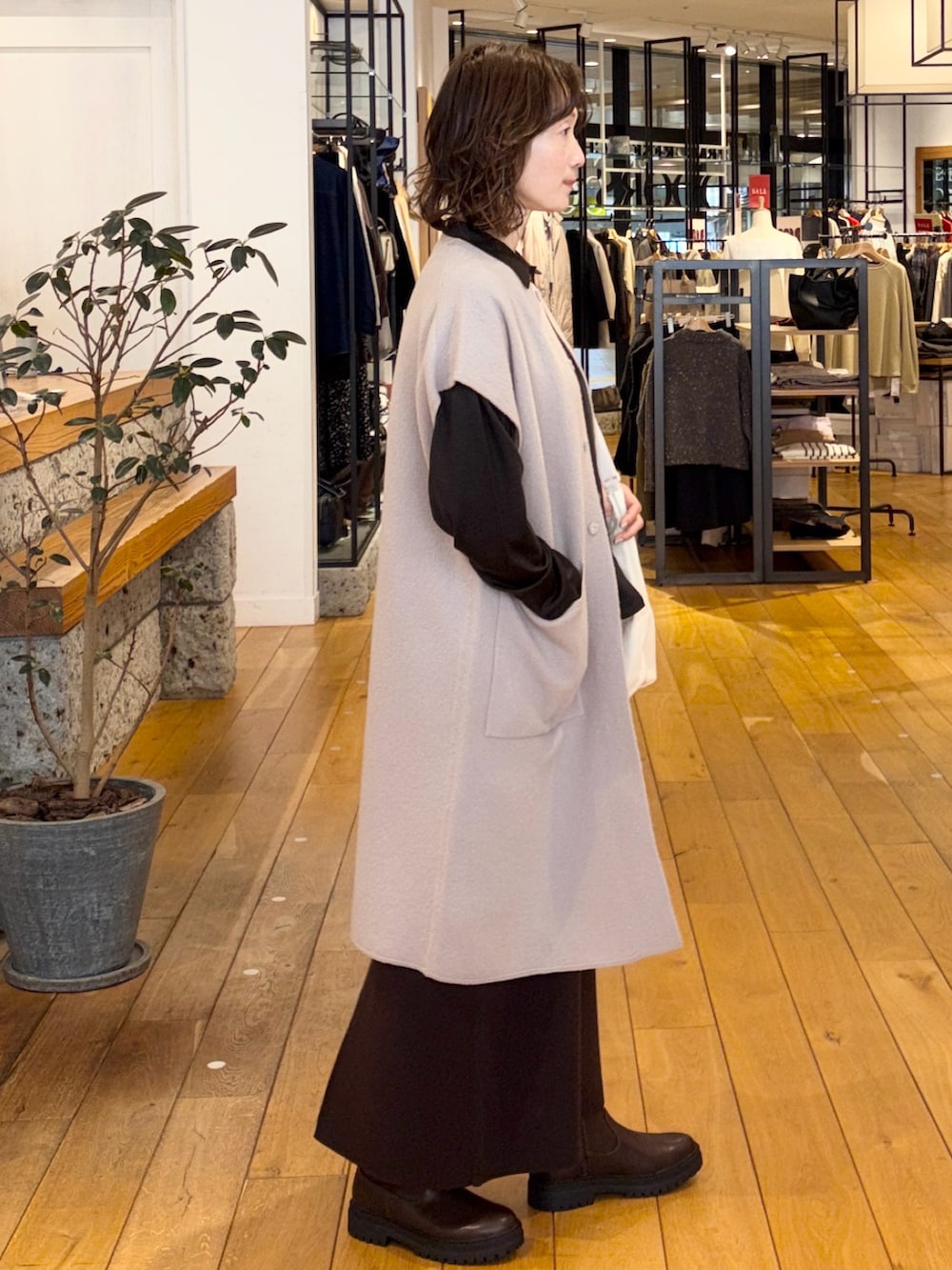 ブラウン系のスカート、ベージュ系のジャケット/アウター、ブラウン系のシャツ/ブラウスを着用したレディースの冬コーディネートの3枚目の写真