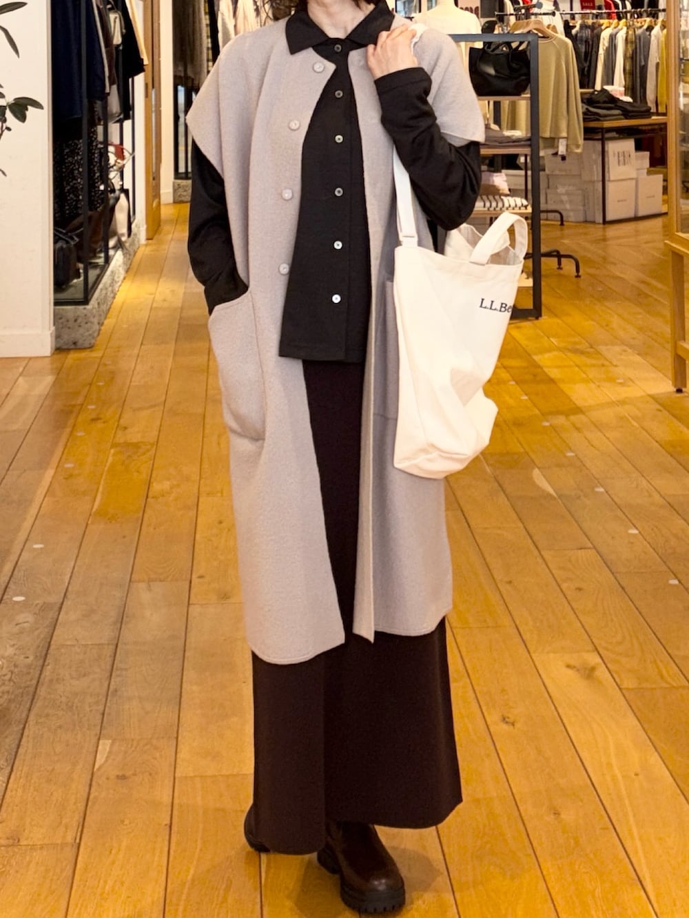 ブラウン系のスカート、ベージュ系のジャケット/アウター、ブラウン系のシャツ/ブラウスを着用したレディースの冬コーディネートの2枚目の写真