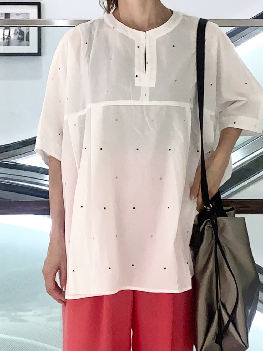 ブラック系のバレエシューズ、ピンク系のその他パンツ、シルバー系のショルダーバッグを着用したレディースの夏コーディネートの2枚目の写真