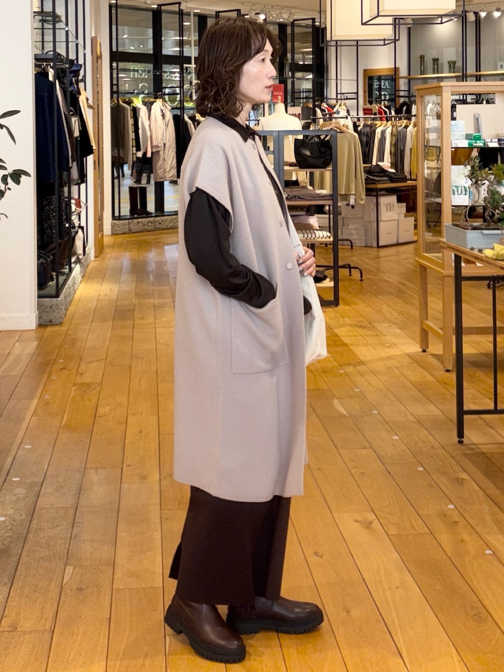 ブラウン系のスカート、ベージュ系のジャケット/アウター、ブラウン系のシャツ/ブラウスを着用したレディースの冬コーディネートの5枚目の写真