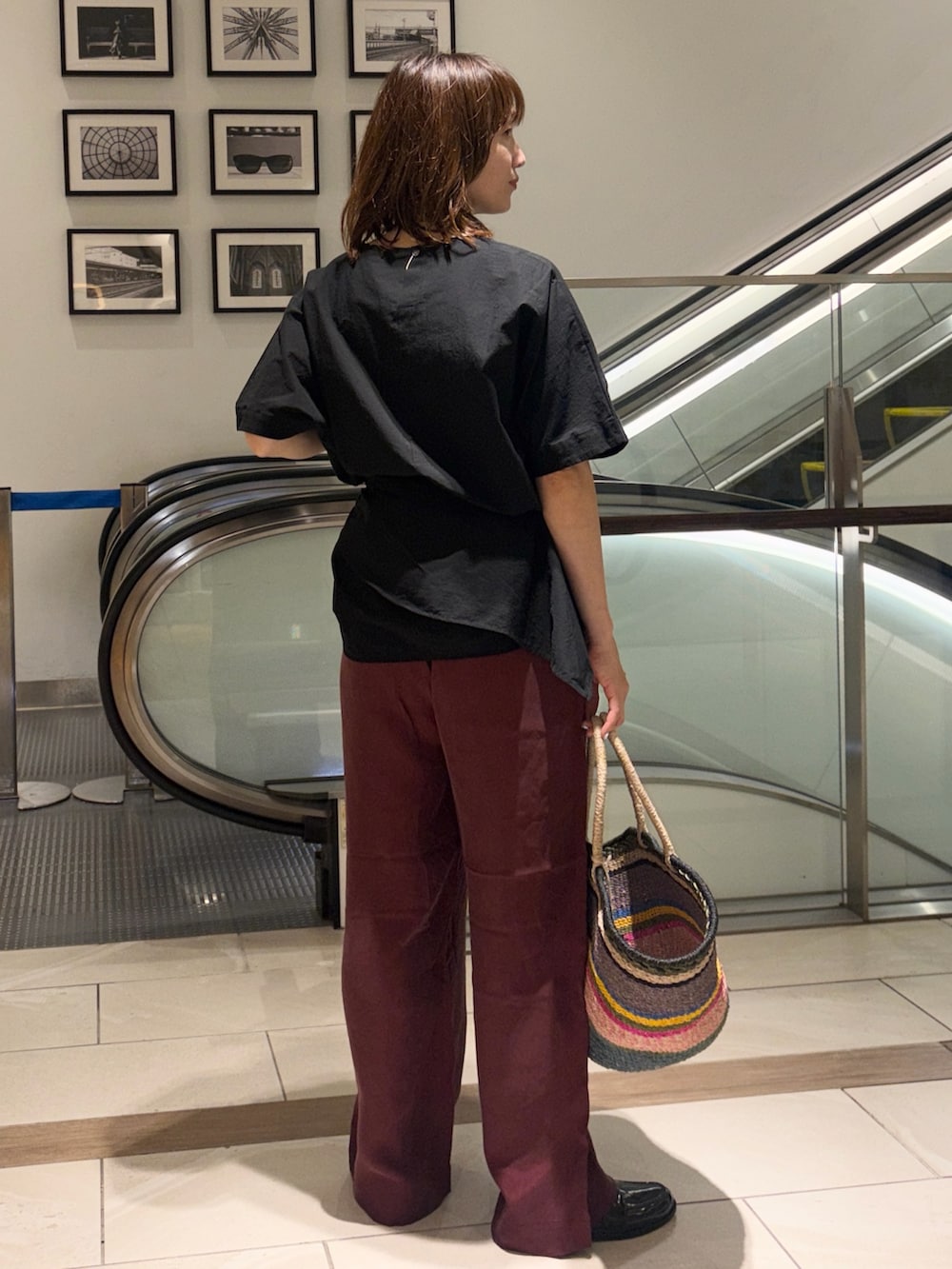 レッド系のその他パンツ、ブラック系のシャツ/ブラウス、ブラック系のシャツ/ブラウスを着用したレディースの夏コーディネートの7枚目の写真
