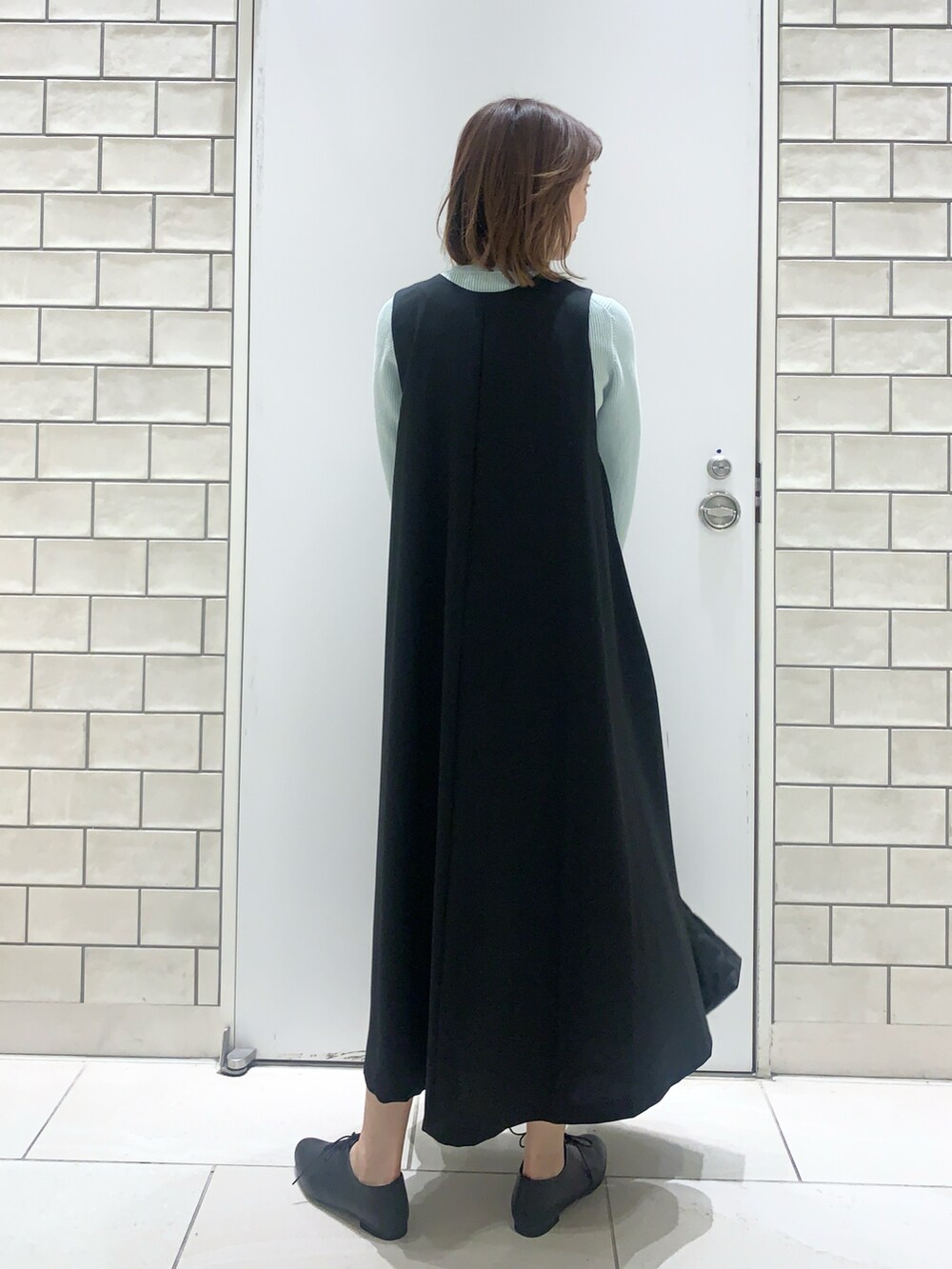 ブルー系のワンピース、グリーン系のニット/セーター、ブラック系のその他シューズを着用したレディースの春コーディネートの3枚目の写真