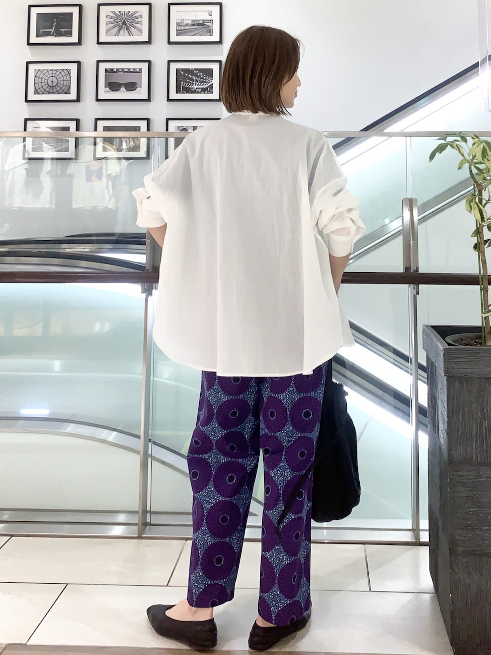 パープル系のその他パンツ、ホワイト系のシャツ/ブラウス、ブルー系のTシャツ/カットソーを着用したレディースの春コーディネートの3枚目の写真