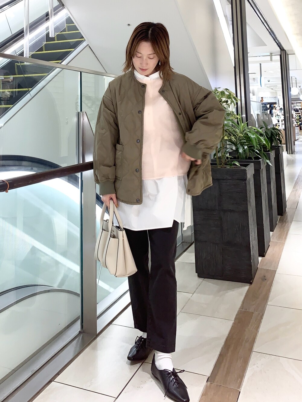 ピンク系のニット/セーター、ブラック系のその他パンツ、ホワイト系のシャツ/ブラウスを着用したレディースの秋コーディネートの2枚目の写真