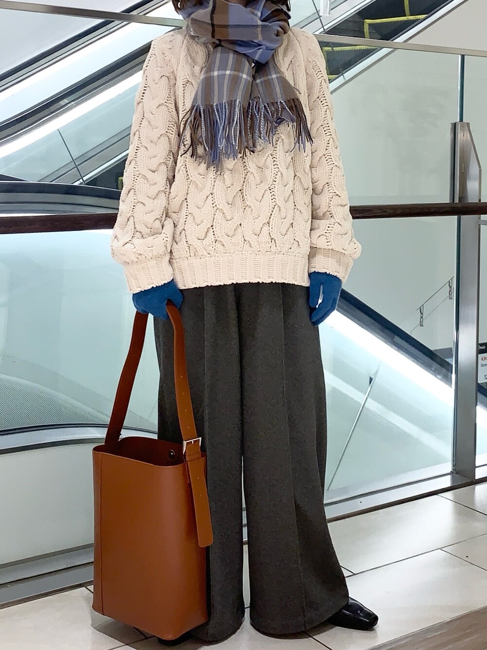 ホワイト系のトップス、グレー系のその他パンツ、ブラウン系のトートバッグを着用したレディースの冬コーディネートの4枚目の写真