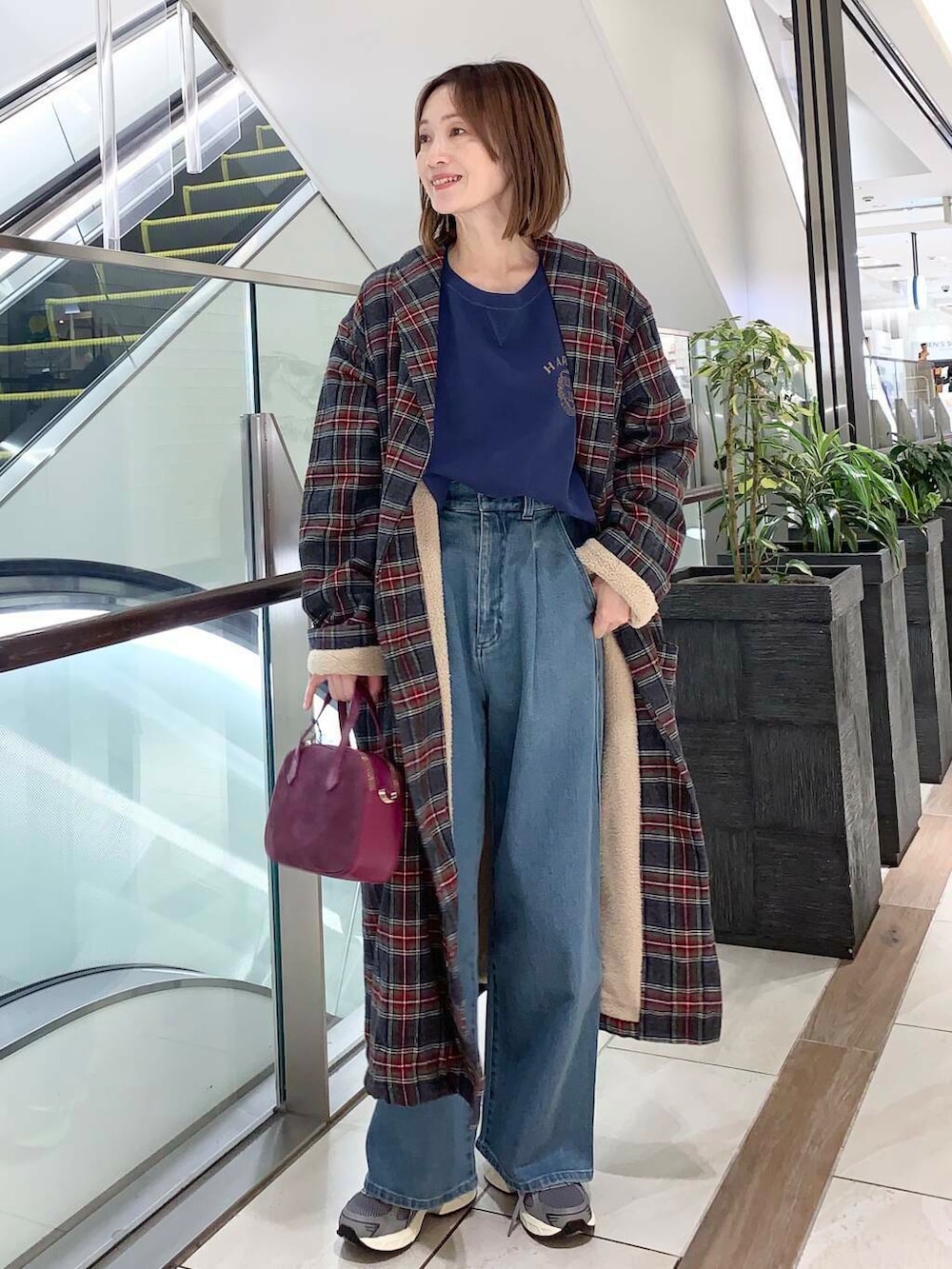 ブルー系のTシャツ/カットソー、ピンク系のショルダーバッグ、グレー系のスニーカーを着用したレディースの秋コーディネートの2枚目の写真