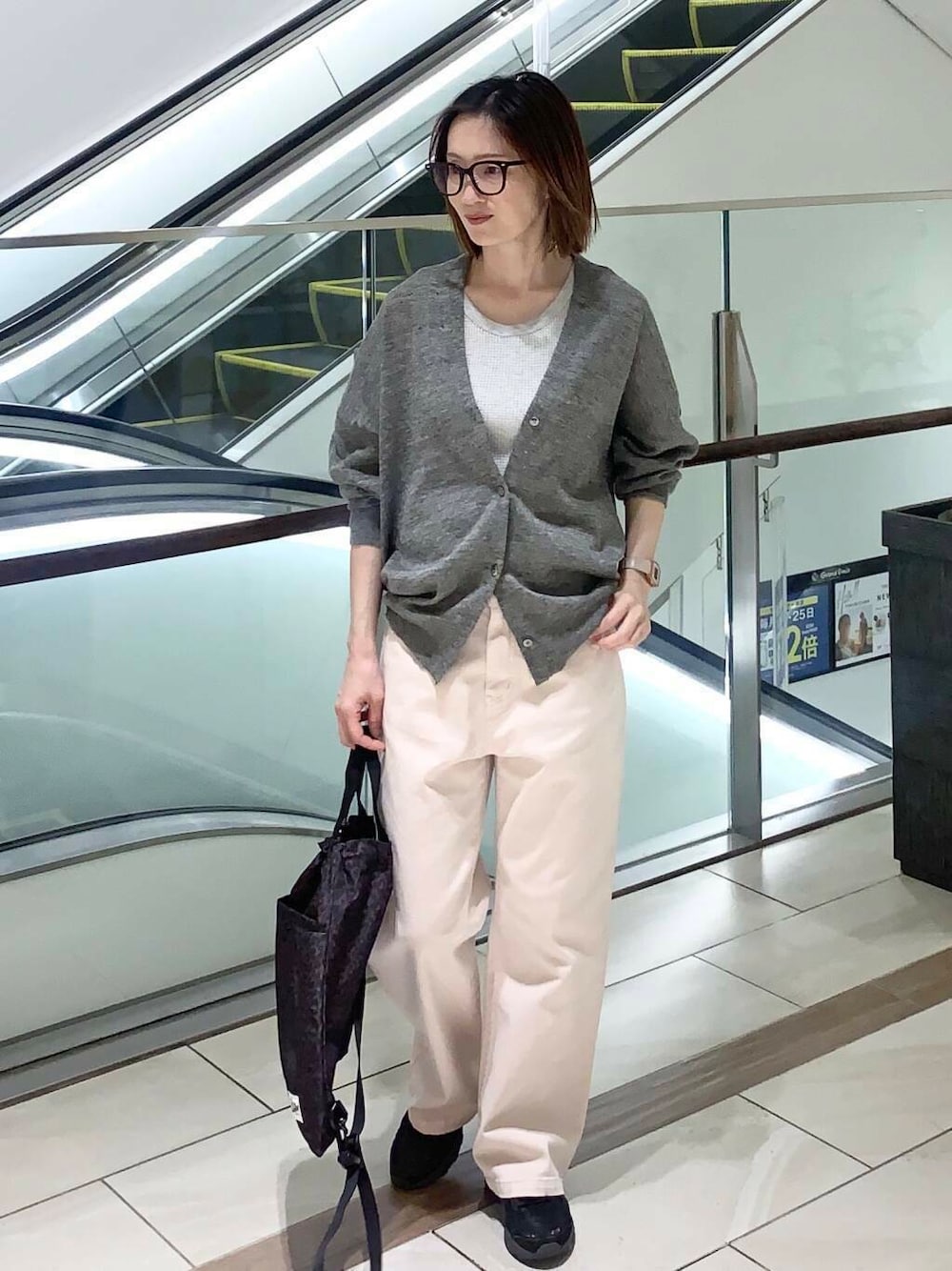 グレー系のカーディガン/ボレロ、ピンク系のその他パンツ、ブラック系のスニーカーを着用したレディースの春コーディネートの5枚目の写真
