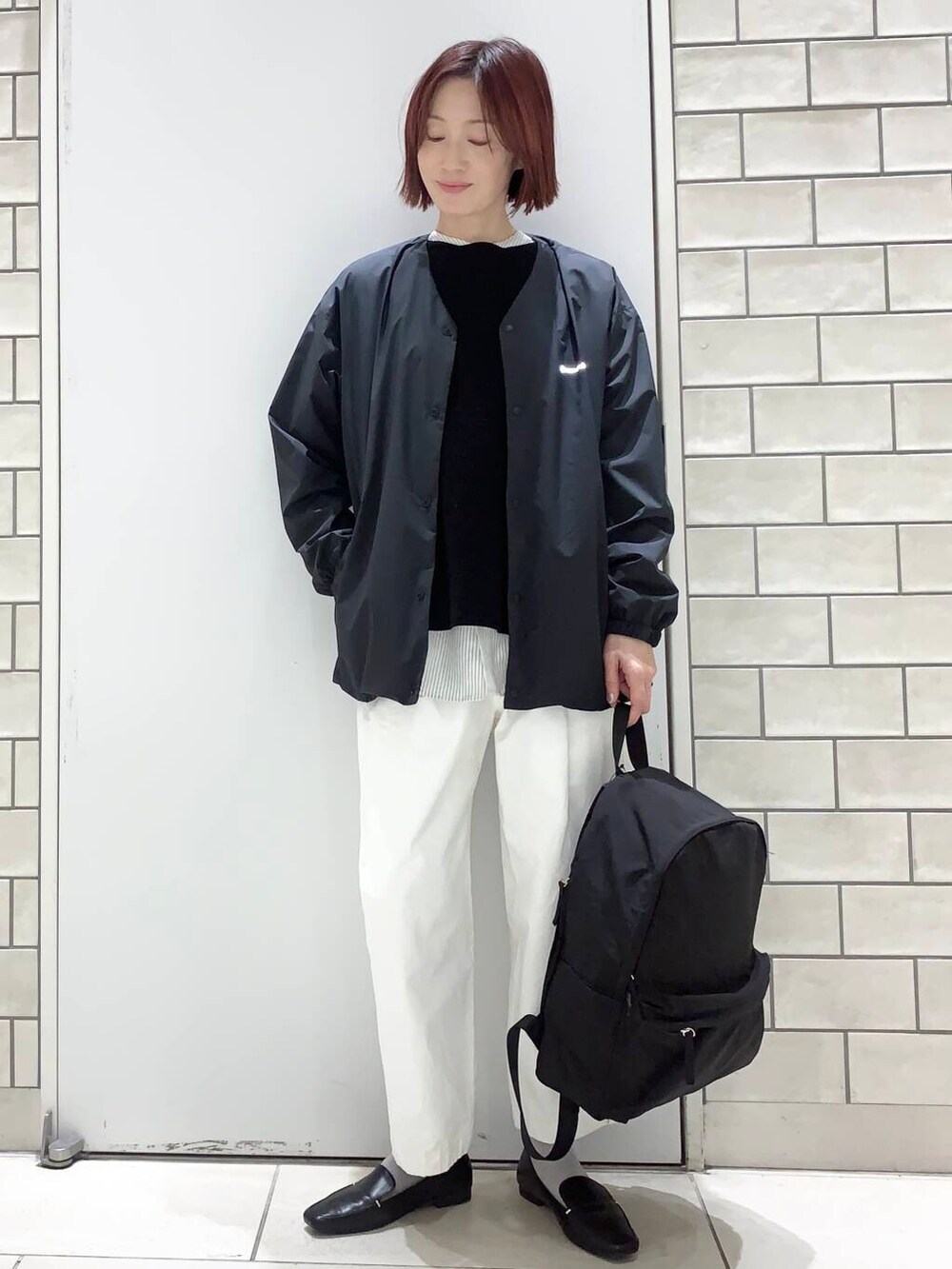 その他のシャツ/ブラウス、ホワイト系のその他パンツ、ブラック系のその他アウターを着用したレディースの冬コーディネートの6枚目の写真