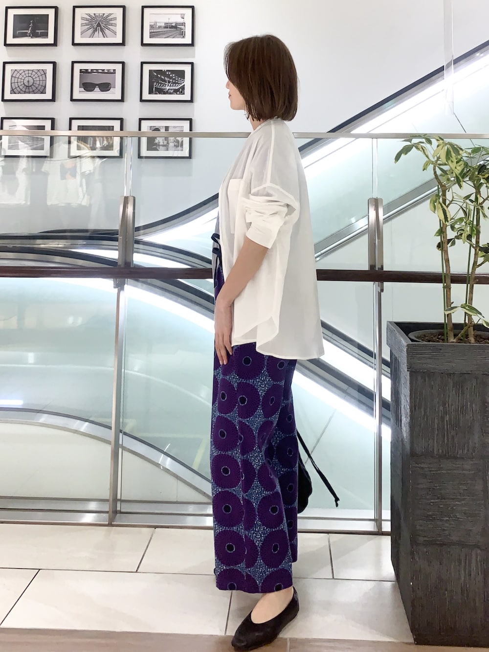 パープル系のその他パンツ、ホワイト系のシャツ/ブラウス、ブルー系のTシャツ/カットソーを着用したレディースの春コーディネートの2枚目の写真