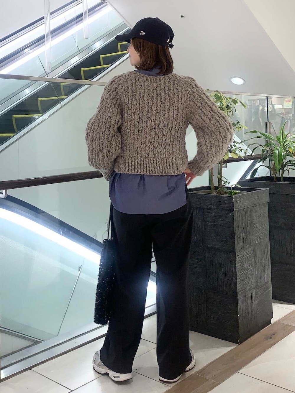 ブラウン系のカーディガン/ボレロ、ブラック系のトートバッグ、グレー系のその他パンツを着用したレディースの冬コーディネートの3枚目の写真