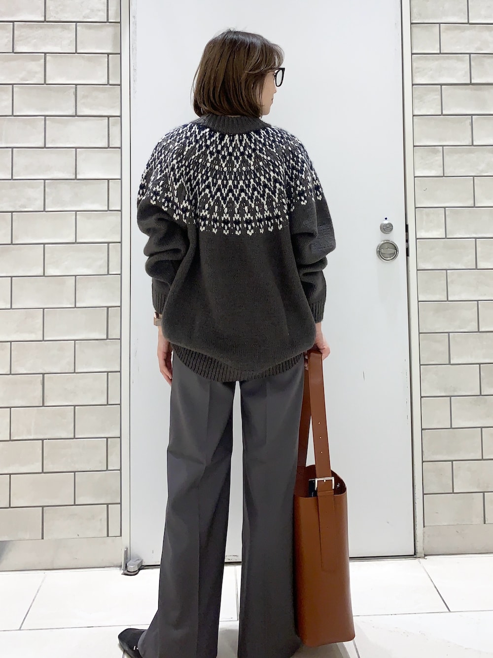 ブラウン系のその他アウター、グレー系のニット/セーター、グレー系のその他パンツを着用したレディースの冬コーディネートの5枚目の写真