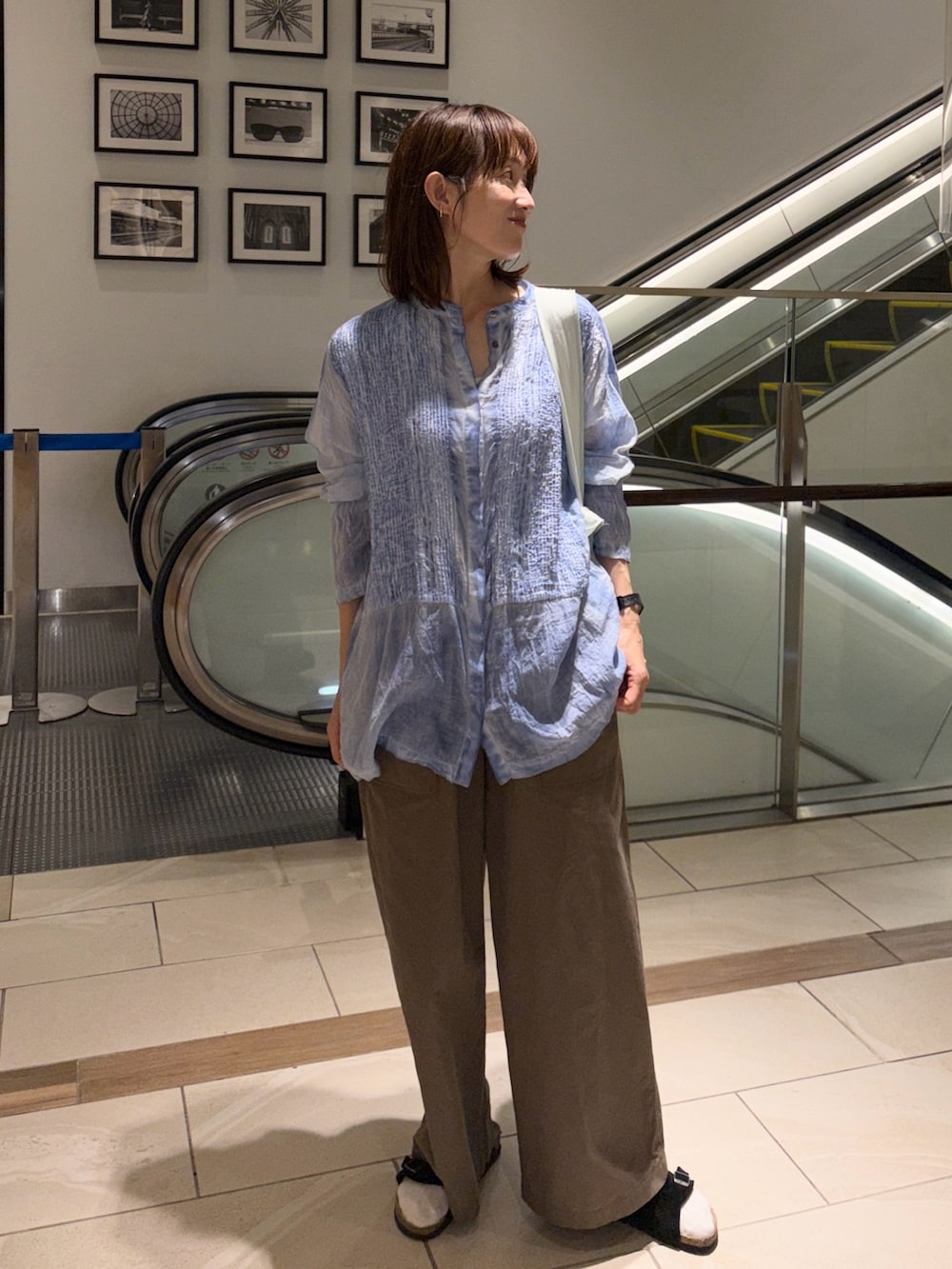 グリーン系のその他パンツ、グリーン系のその他パンツ、グリーン系のトートバッグを着用したレディースの夏コーディネートの2枚目の写真