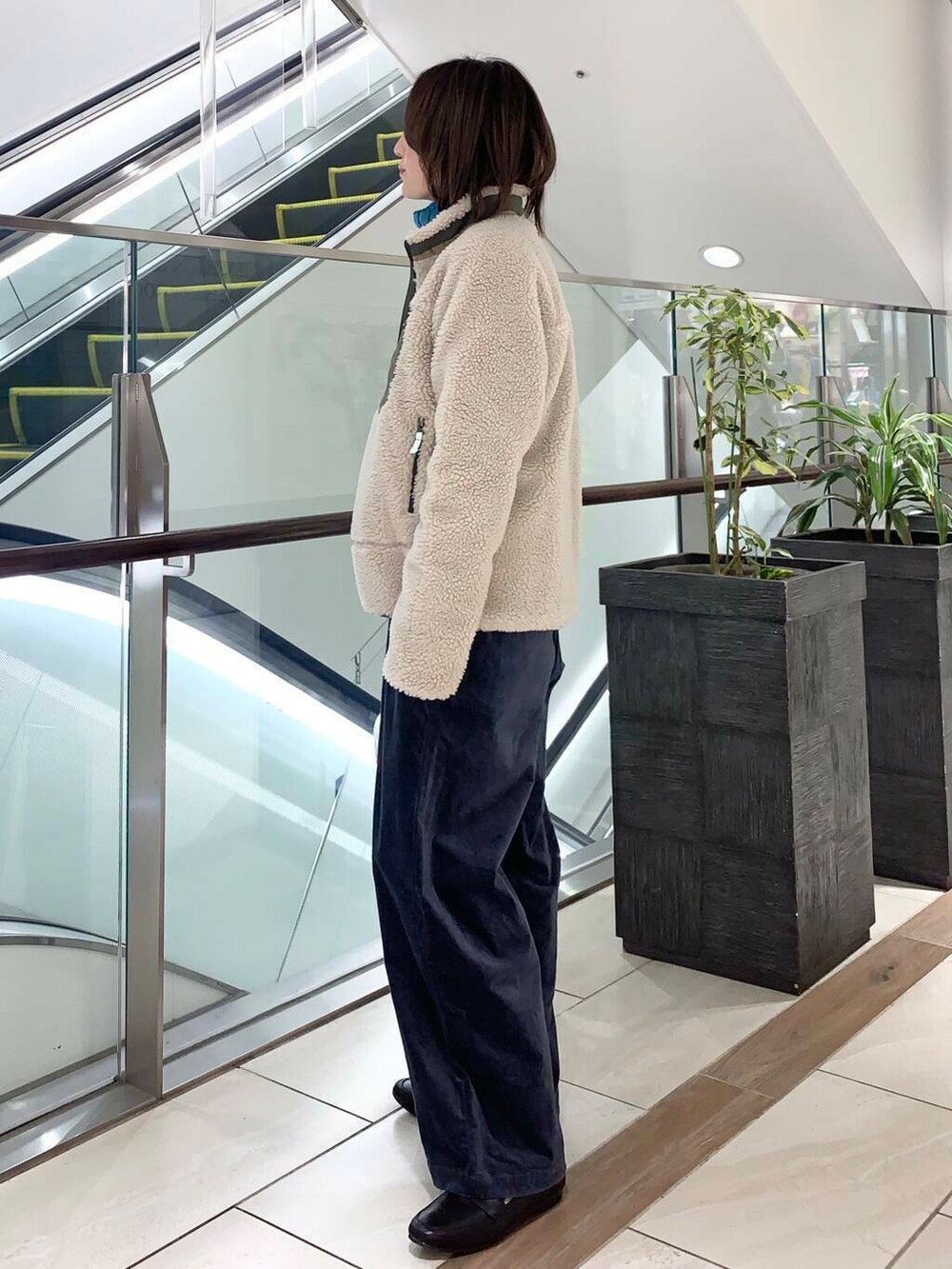 ブルー系のニット/セーター、シルバー系のショルダーバッグ、ブルー系のその他パンツを着用したレディースの冬コーディネートの3枚目の写真