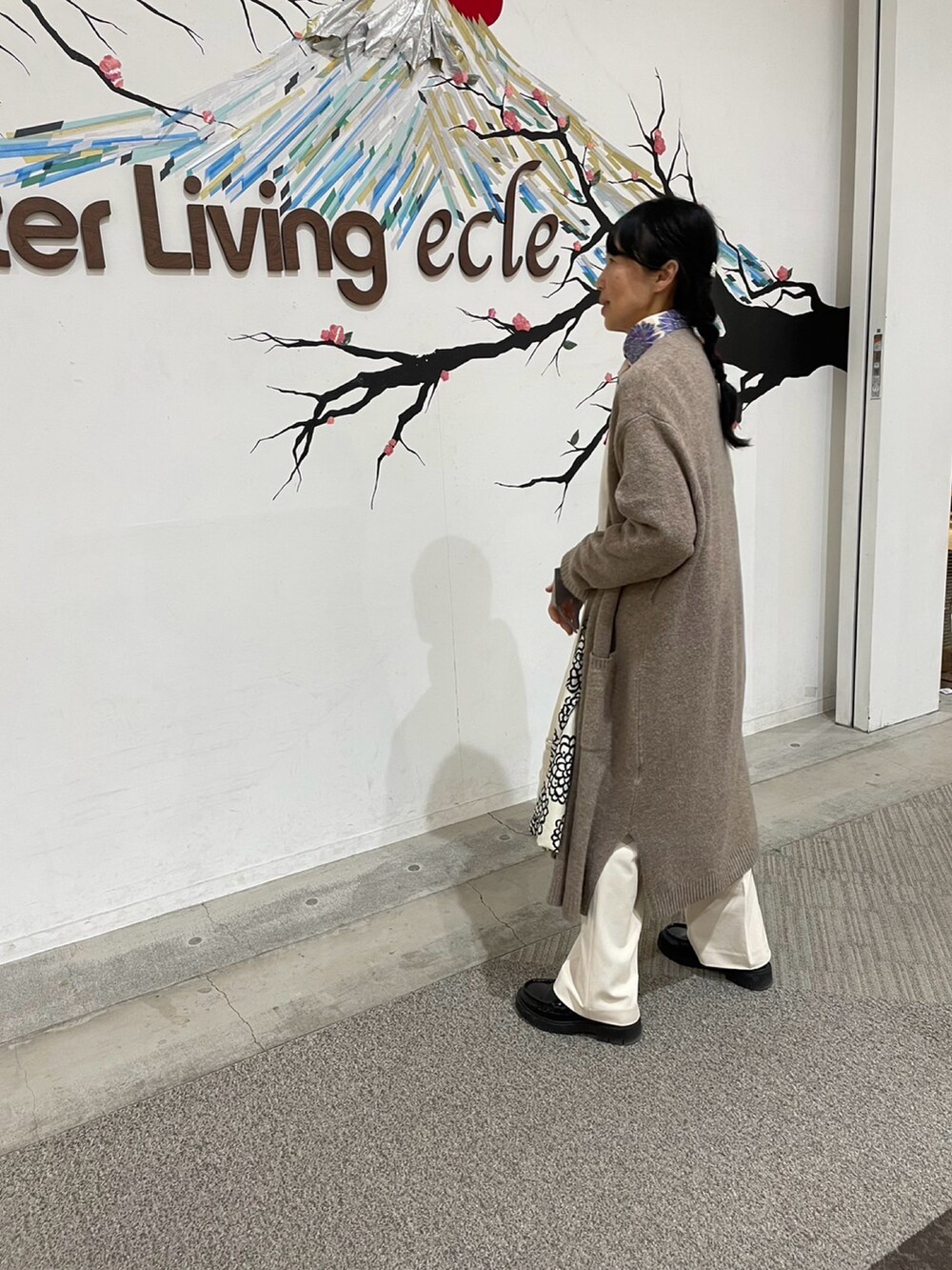 ホワイト系のその他パンツを着用したレディースの冬コーディネートの2枚目の写真