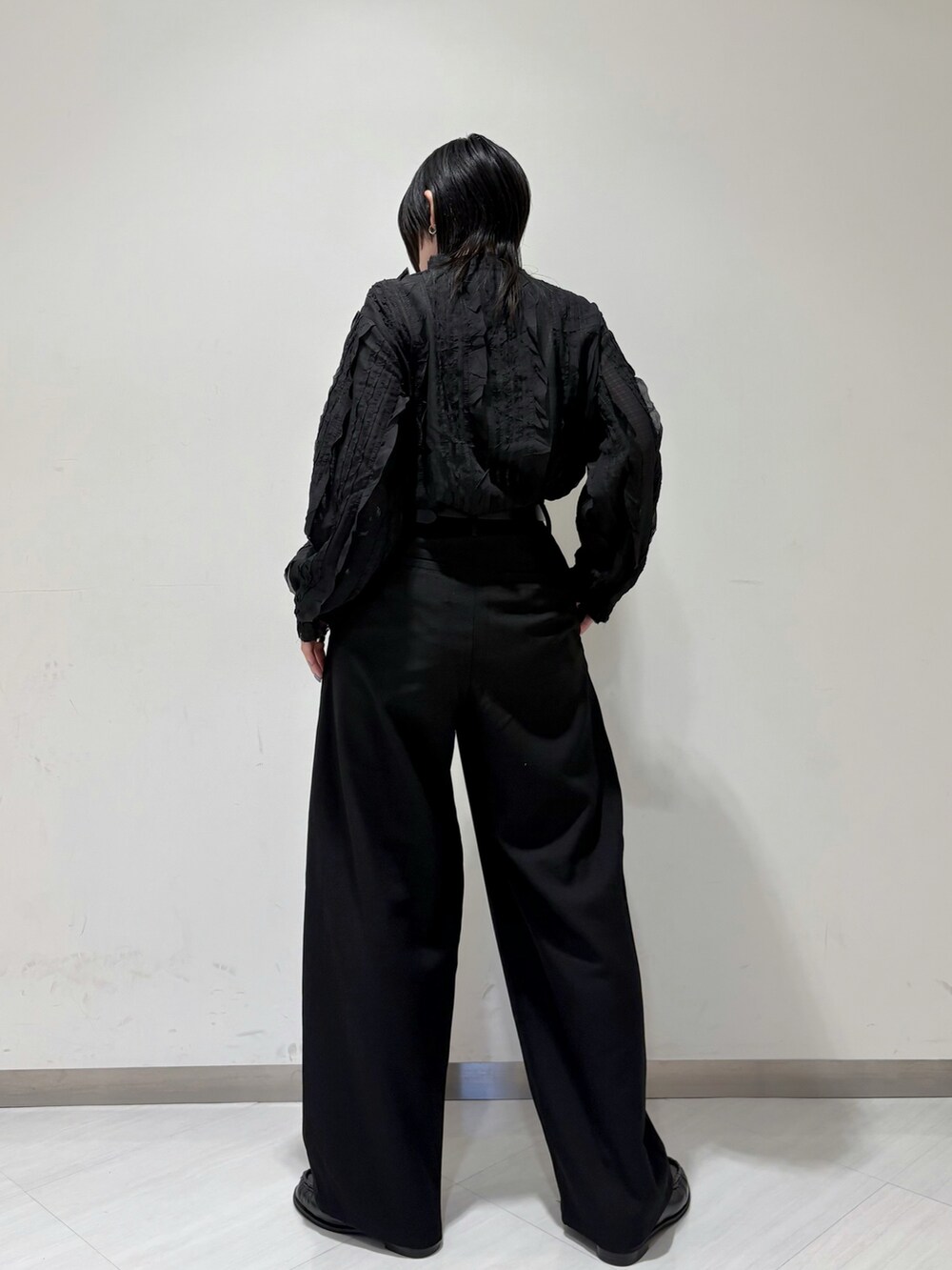 ブラック系のシャツ/ブラウス、ブラック系のその他パンツ、ブラック系のその他シューズを着用したレディースの秋コーディネートの2枚目の写真