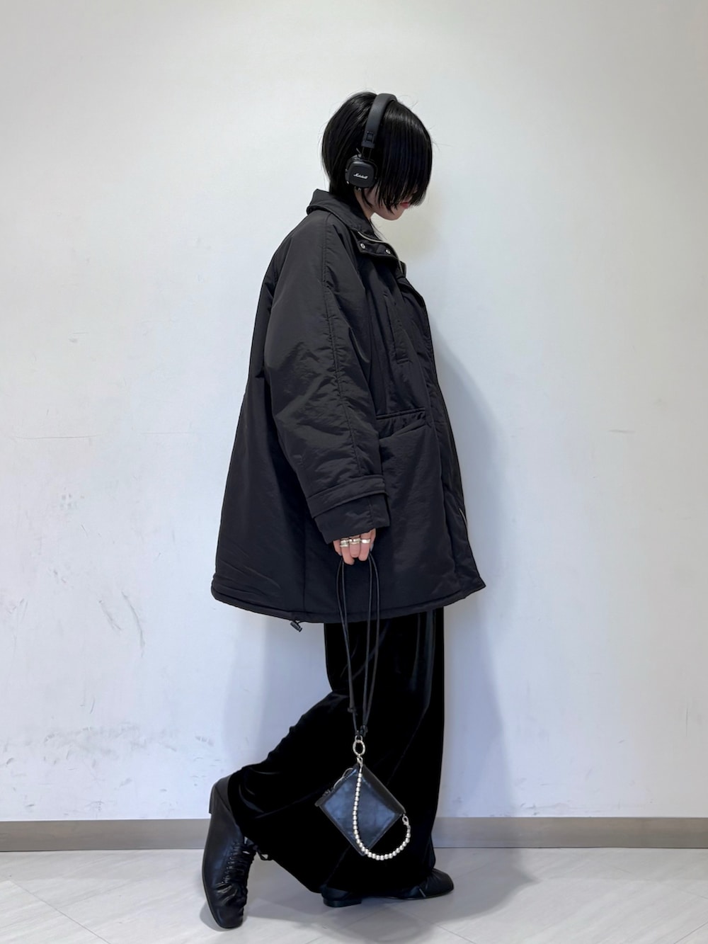 ブラック系のダウンジャケット/コート、ブルー系のニット/セーター、ブラック系のその他パンツを着用したレディースの冬コーディネートの2枚目の写真