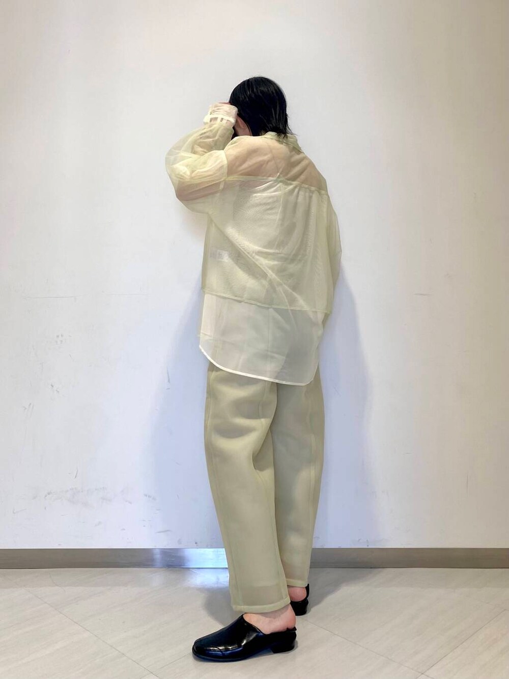 ベージュ系のその他パンツ、ブラック系のその他シューズ、グリーン系のシャツ/ブラウスを着用したレディースの夏コーディネートの2枚目の写真