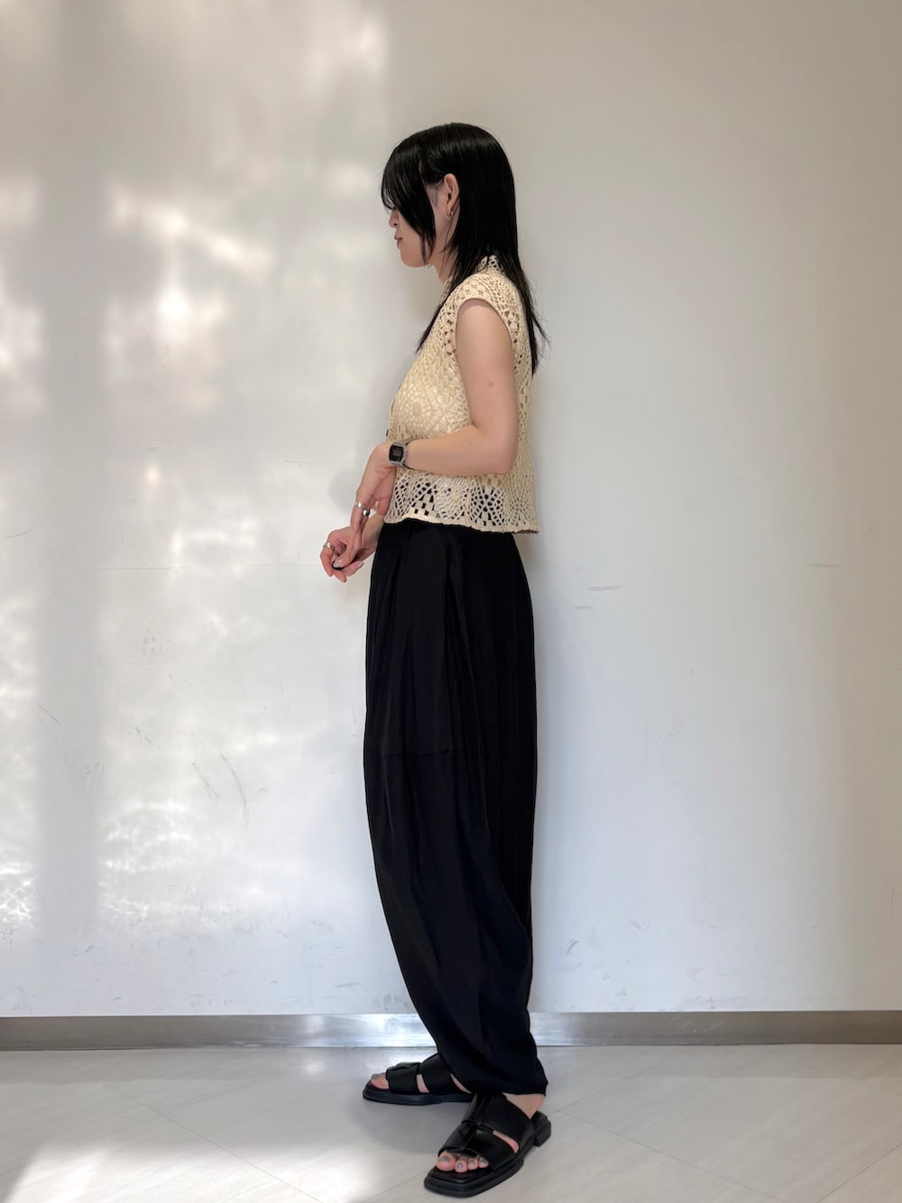 イエロー系のシャツ/ブラウス、ホワイト系のキャミソール、ブラック系のその他パンツを着用したレディースの夏コーディネートの2枚目の写真