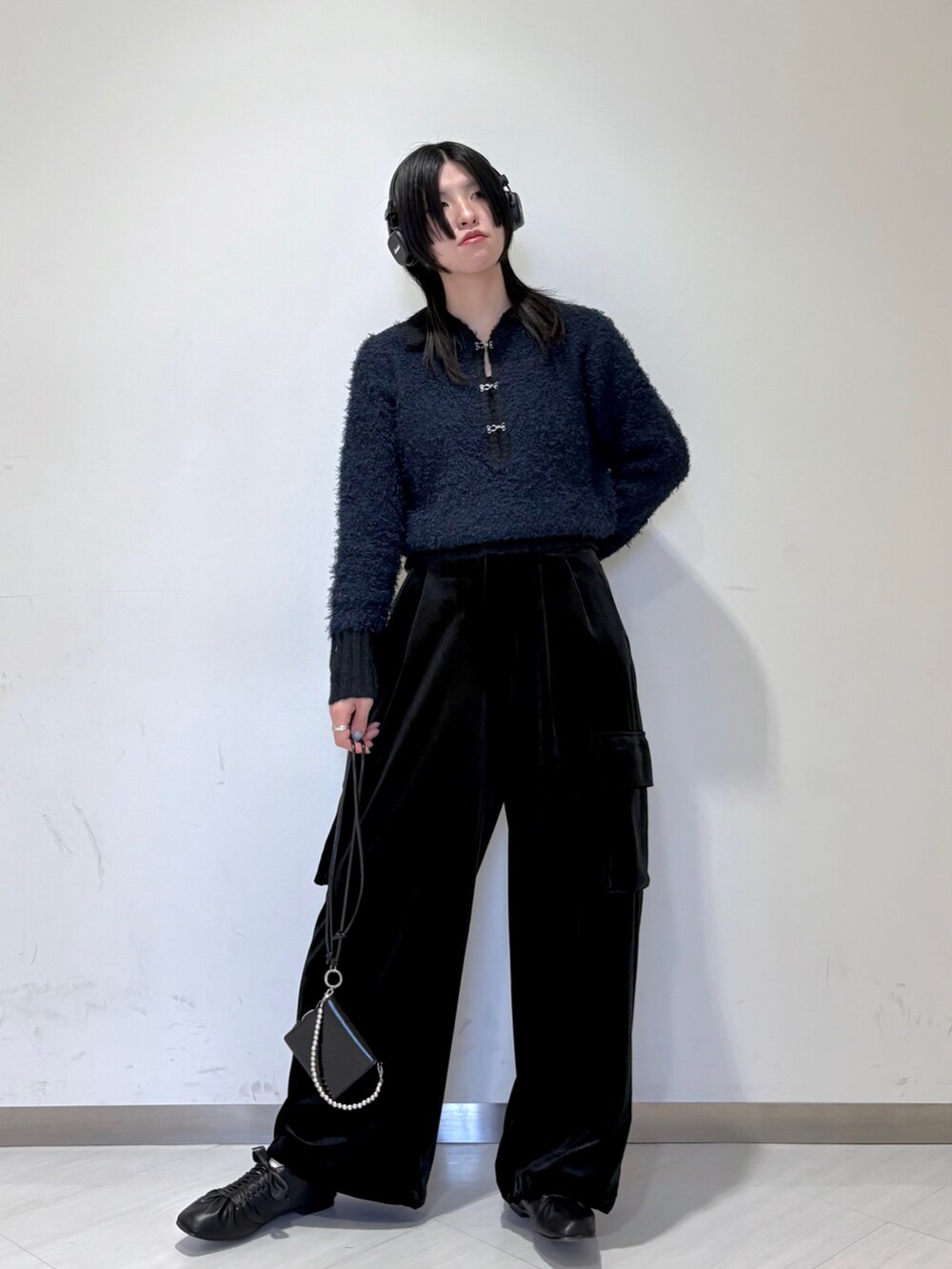 ブラック系のダウンジャケット/コート、ブルー系のニット/セーター、ブラック系のその他パンツを着用したレディースの冬コーディネートの3枚目の写真