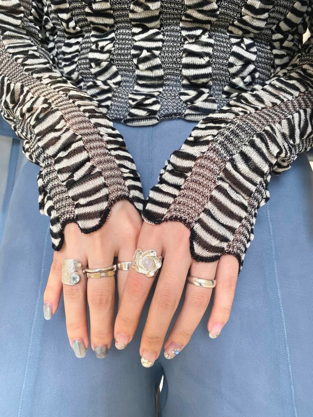 ブルー系のその他アウター、ブルー系のその他パンツ、ブラック系のニット/セーターを着用したレディースの夏コーディネートの3枚目の写真