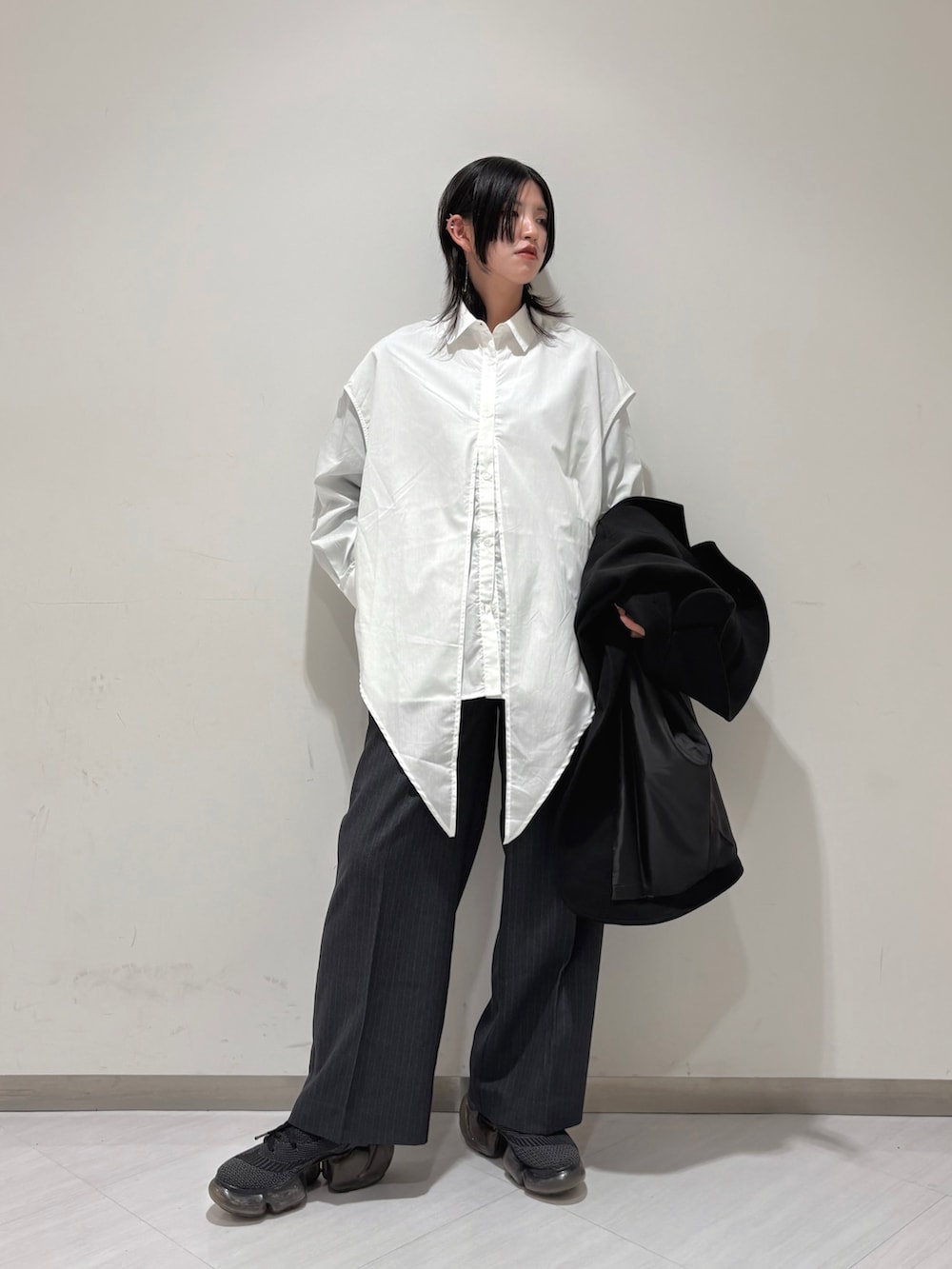 グレー系のその他パンツ、ブラック系のスニーカー、ホワイト系のシャツ/ブラウスを着用したレディースの冬コーディネートの2枚目の写真
