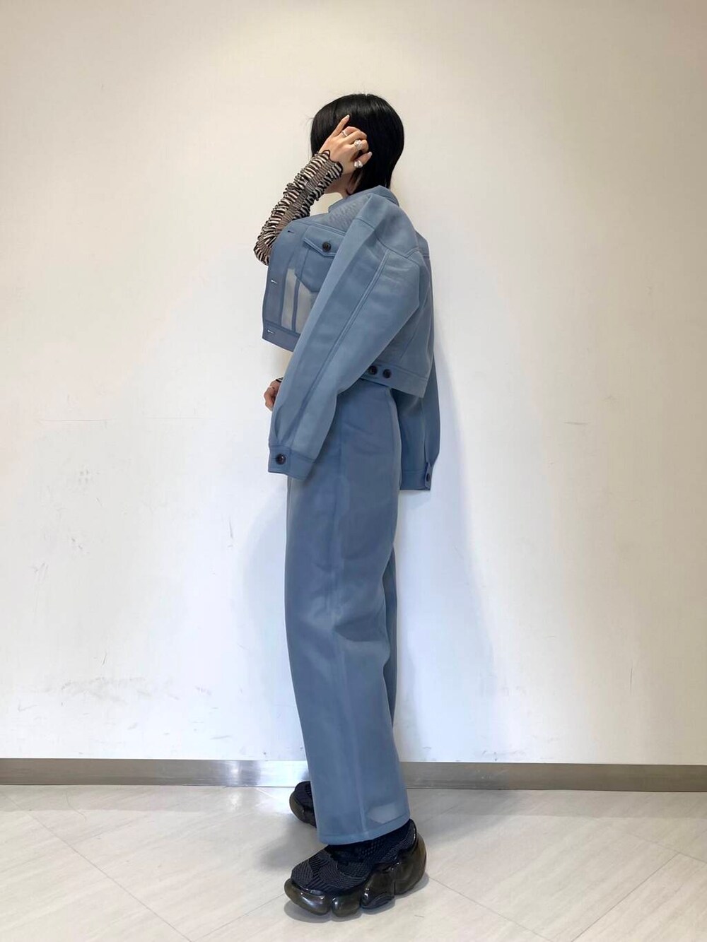 ブルー系のその他アウター、ブルー系のその他パンツ、ブラック系のニット/セーターを着用したレディースの夏コーディネートの2枚目の写真