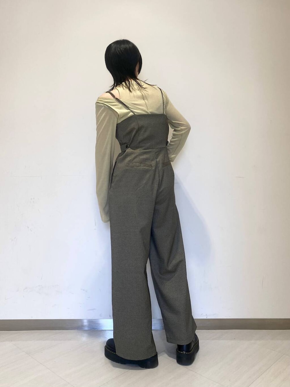 グリーン系のTシャツ/カットソー、ブラウン系のサロペット/オーバーオール、ゴールド系のネックレスを着用したレディースの夏コーディネートの2枚目の写真