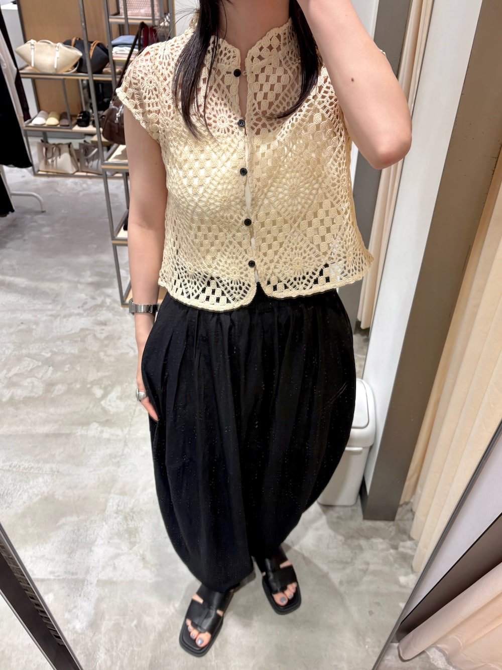 イエロー系のシャツ/ブラウス、ホワイト系のキャミソール、ブラック系のその他パンツを着用したレディースの夏コーディネートの4枚目の写真