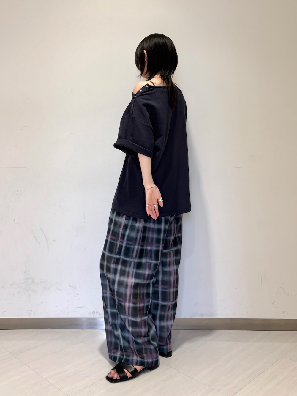 ブルー系のTシャツ/カットソー、グリーン系のその他パンツ、ブラック系のハンドバッグを着用したレディースの夏コーディネートの2枚目の写真