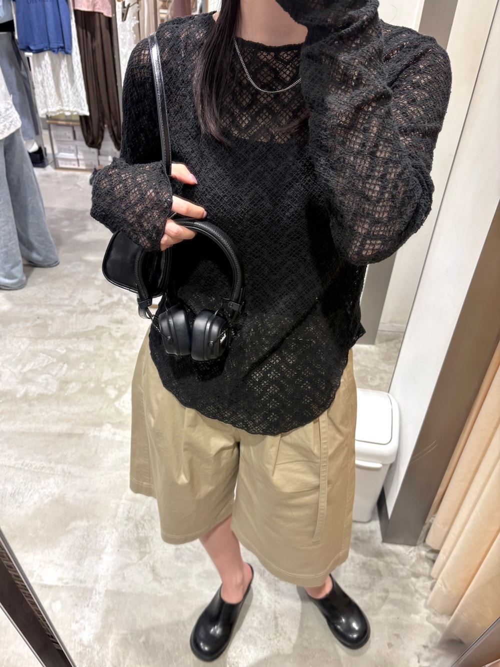 ブラック系のTシャツ/カットソー、ブラック系のキャミソール、ベージュ系のその他パンツを着用したレディースの春コーディネートの4枚目の写真