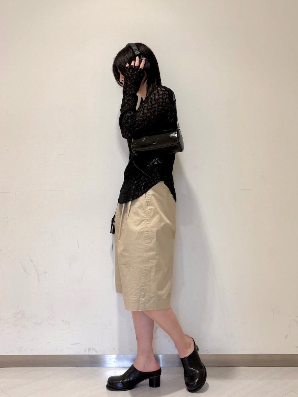 ブラック系のTシャツ/カットソー、ブラック系のキャミソール、ベージュ系のその他パンツを着用したレディースの春コーディネートの2枚目の写真