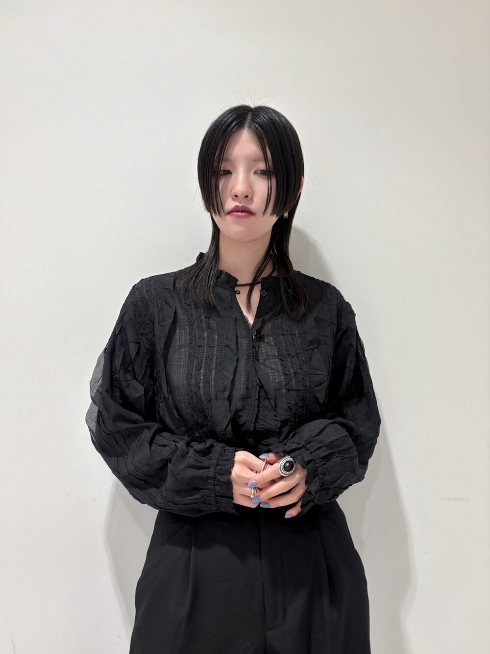 ブラック系のシャツ/ブラウス、ブラック系のその他パンツ、ブラック系のその他シューズを着用したレディースの秋コーディネートの3枚目の写真