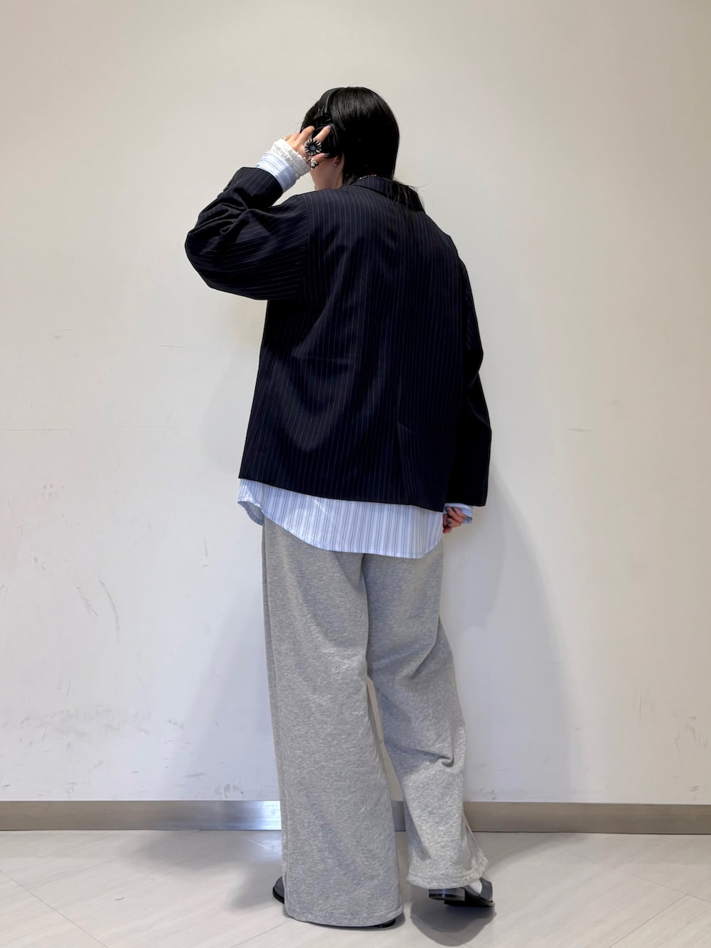 ホワイト系のTシャツ/カットソー、ブルー系のその他アウター、グレー系のその他パンツを着用したレディースの冬コーディネートの2枚目の写真