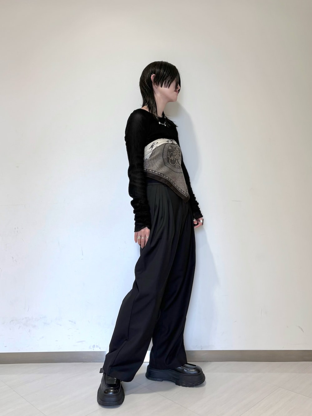 ブラック系のTシャツ/カットソー、ブラック系のその他パンツ、シルバー系のネックレスを着用したレディースの秋コーディネートの2枚目の写真