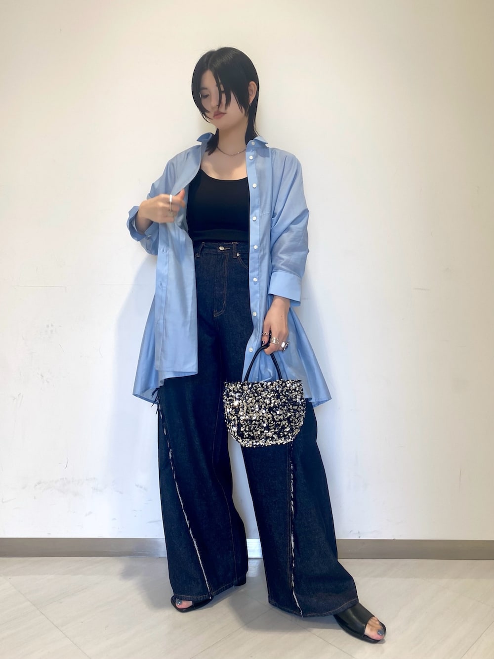 ブルー系のワンピース、シルバー系のショルダーバッグ、ブルー系のデニムパンツを着用したレディースの夏コーディネートの2枚目の写真