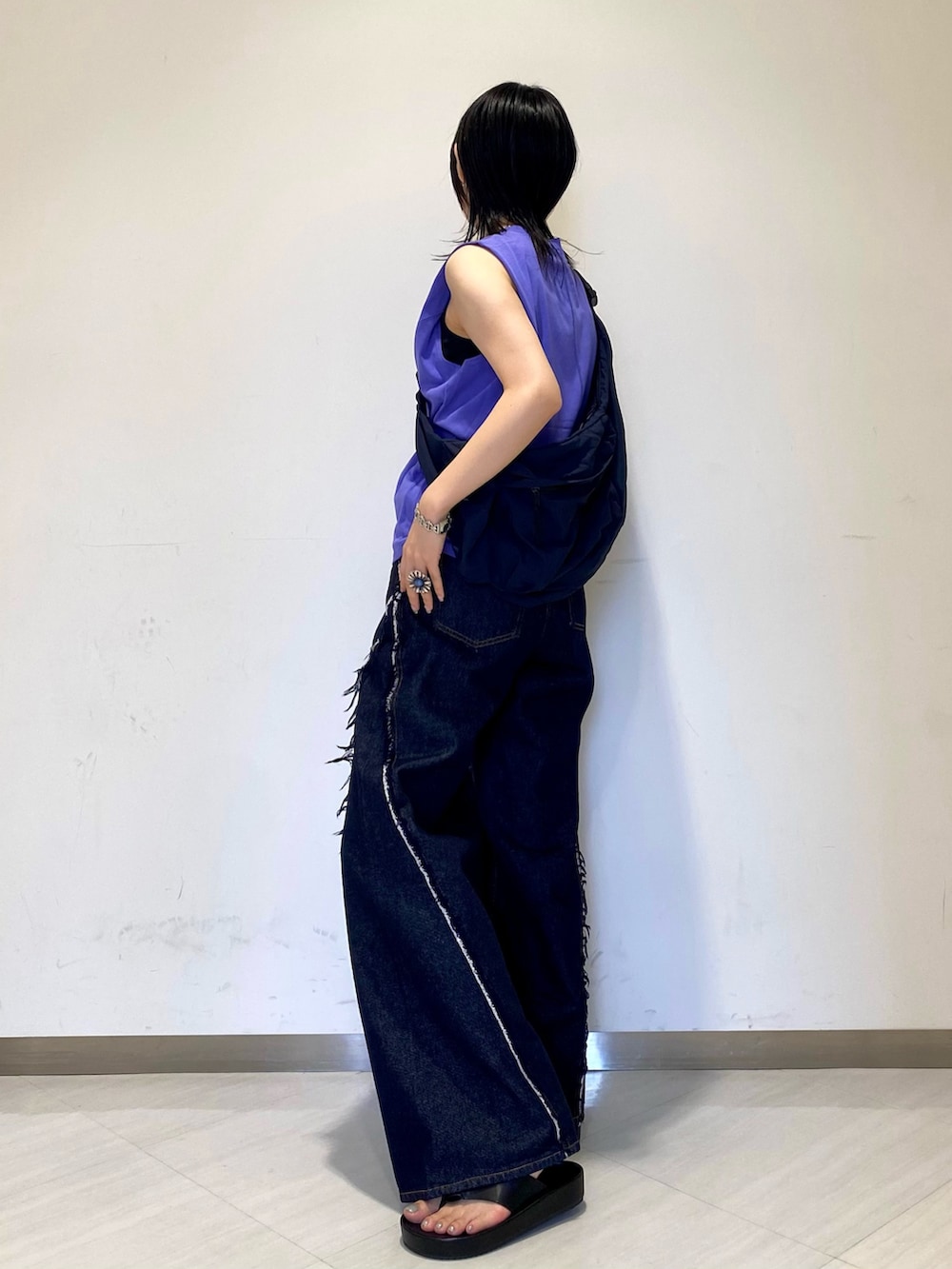 パープル系のTシャツ/カットソー、ブルー系のデニムパンツ、ブラック系のサンダルを着用したレディースの夏コーディネートの2枚目の写真