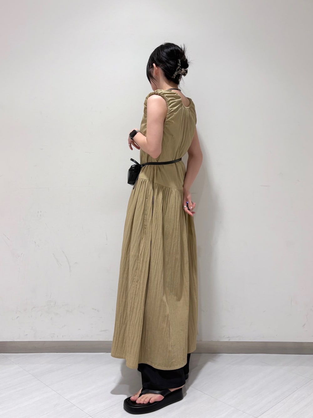 ベージュ系のワンピース、ブラック系のショルダーバッグ、ブラック系のその他パンツを着用したレディースの夏コーディネートの2枚目の写真
